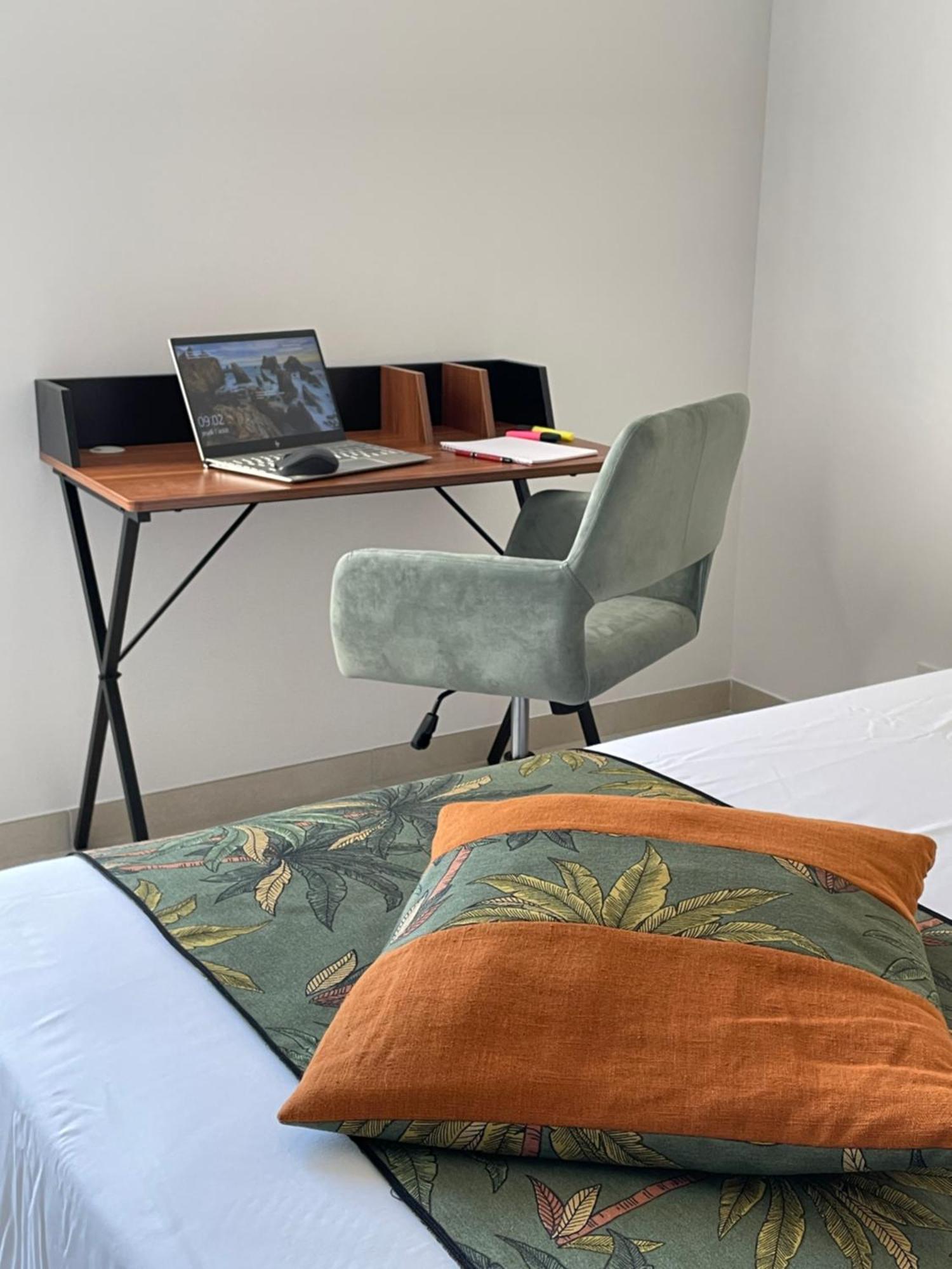 Val Des Bruyeres - 15mn Pezenas Avec Terrasse Et Cour Close - Parking Privatif Securise - Wifi Ftth Gratuit *